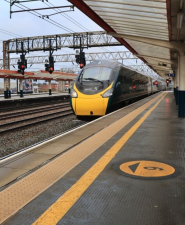 İngiltere'de elektrik kesintisi nedeniyle tren seferleri aksadı