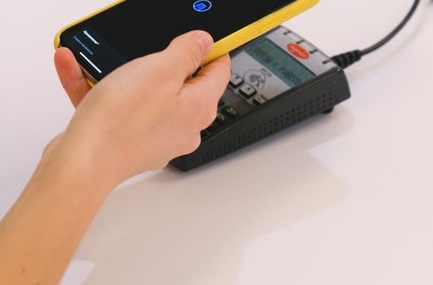 İş Bankası MaxSticker Kart ile temassız ödemeyi kolaylaştırdı