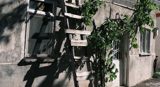 Isparta'da Dengesini Kaybeden Adam Merdivenlere Düştü