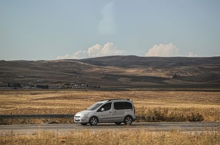 Isparta'da hafif ticari araç tarım aracına çarptı: 1 ölü, 5 yaralı