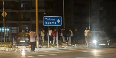 Isparta'da kavşakta meydana gelen kazada 3 kişi yaralandı