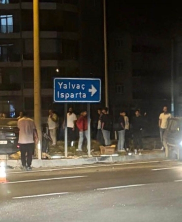 Isparta'da kavşakta meydana gelen kazada 3 kişi yaralandı