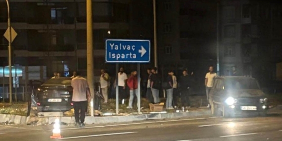 Isparta'da kavşakta meydana gelen kazada 3 kişi yaralandı