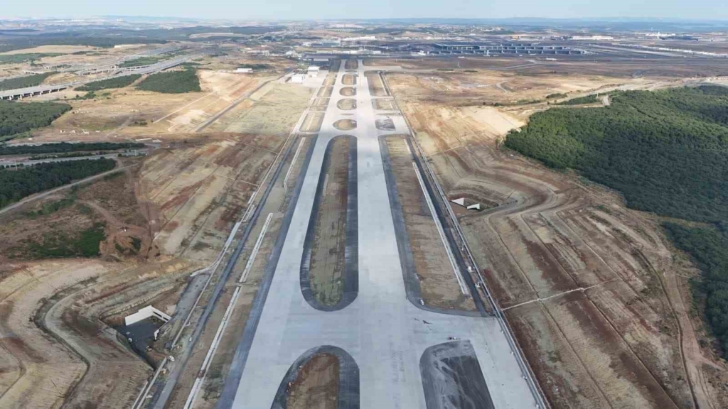 İstanbul Havalimanı'nın 4'üncü pisti tamamlanma aşamasında