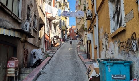 İstanbul'da çöp atma tartışmasında kan aktı: 14 yaşındaki çocuk kadını yaraladı