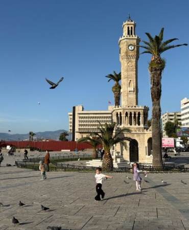 İzmir'de 16 yaşındaki çocuk silahla oynarken hayatını kaybetti