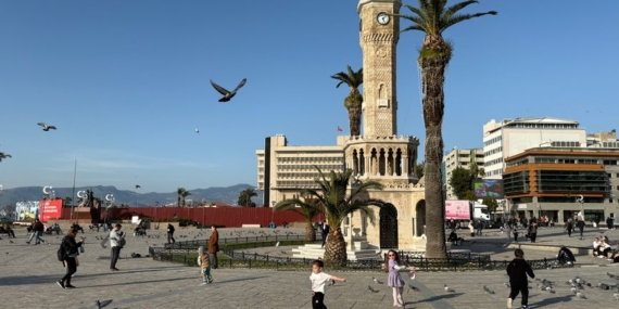 İzmir'de 16 yaşındaki çocuk silahla oynarken hayatını kaybetti