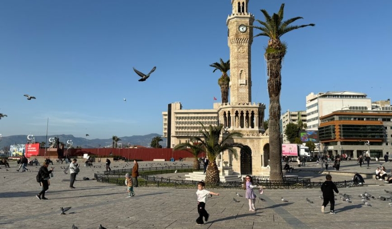 İzmir'de 16 yaşındaki çocuk silahla oynarken hayatını kaybetti