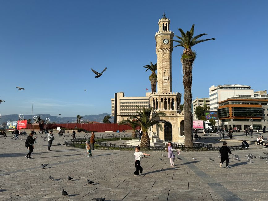 İzmir'de 16 yaşındaki çocuk silahla oynarken hayatını kaybetti