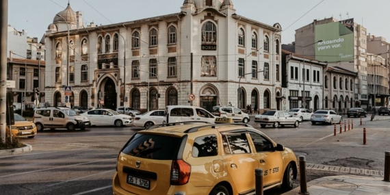İzmir'de Taksi Ücretleri Üzerine Tartışmalar Devam Ediyor