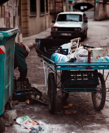 İzmir'de çöp ev sorunu mahalleliyi isyan ettirdi