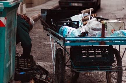 İzmir'de çöp ev sorunu mahalleliyi isyan ettirdi