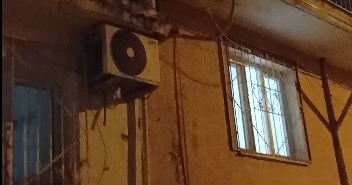 İzmir'de kedi elektrik tellerine düştü, mahalleli kurtardı
