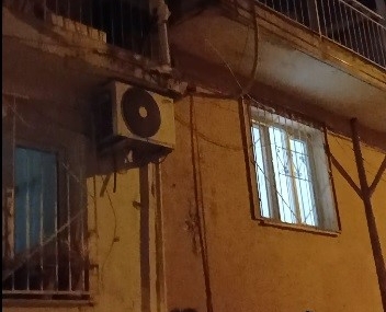 İzmir'de kedi elektrik tellerine düştü, mahalleli kurtardı