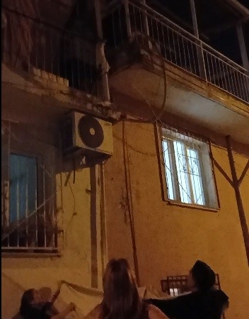 İzmir'de kedi elektrik tellerine düştü, mahalleli kurtardı