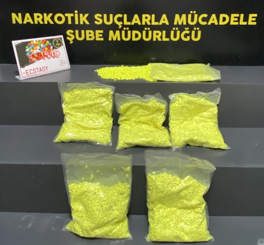İzmir'de uyuşturucu operasyonunda 31 bin 320 hap ele geçirildi