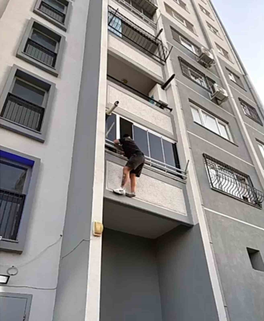 İzmir'de uyuşturucu taciri balkondan kaçmaya çalışırken yakalandı