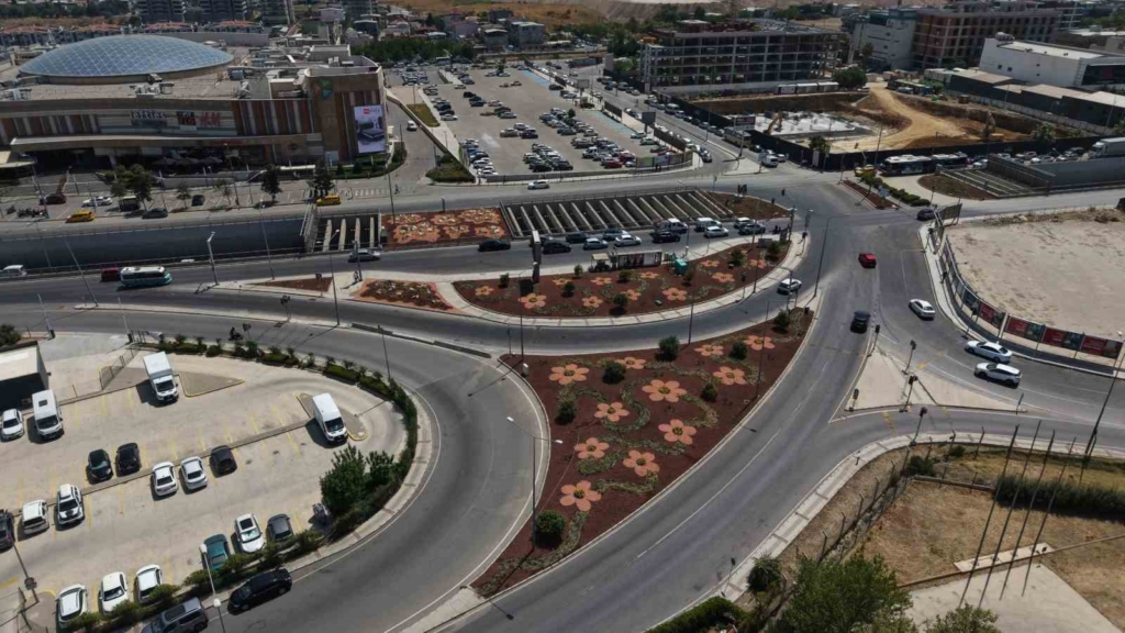 İzmir'deki ESBAŞ Kavşağı'nda peyzaj düzenlemesi tamamlandı