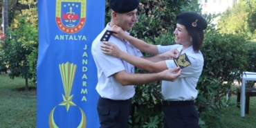 JANDARMA ÇİFTİN EVLİLİK YILDÖNÜMÜNDE RÜTBE TERFİ GURURU JANDARMA EŞLER BİRBİRLERİNE YENİ RÜTBELERİNİ TAKIP, OMUZ OMUZA TERFİ ETTİLER
