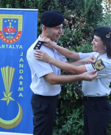 JANDARMA ÇİFTİN EVLİLİK YILDÖNÜMÜNDE RÜTBE TERFİ GURURU JANDARMA EŞLER BİRBİRLERİNE YENİ RÜTBELERİNİ TAKIP, OMUZ OMUZA TERFİ ETTİLER