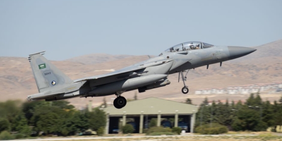 Japonya'da F-15 savaş uçağı acil iniş yaptı