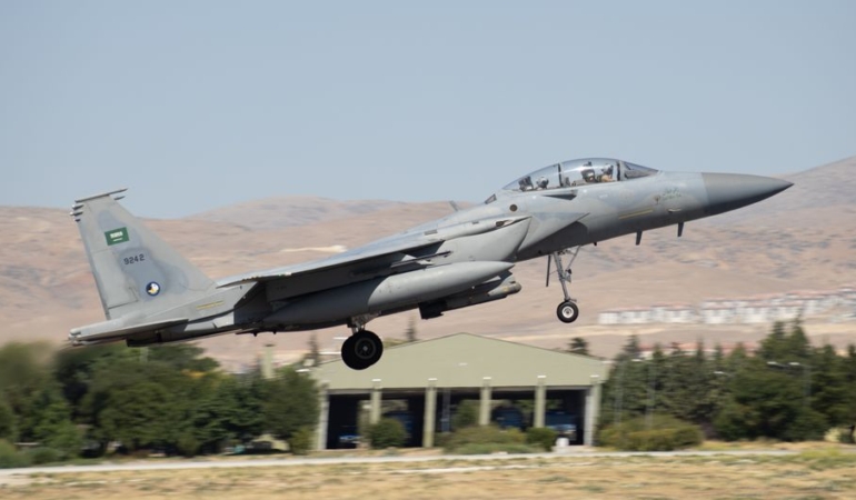 Japonya'da F-15 savaş uçağı acil iniş yaptı