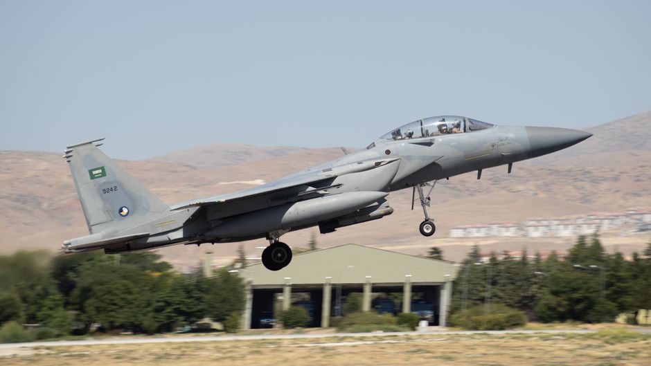 Japonya'da F-15 savaş uçağı acil iniş yaptı