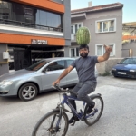 KAFASINDA 40 KİLOLUK KARPUZ VARKEN BİSİKLET SÜRÜYOR, HALAY ÇEKİYOR, KOŞUYA KATILIYOR BETON DÖKERKEN DE HALAY ÇEKERKEN DE KARPUZU KAFASINDAN DÜŞÜRMÜYOR KAFASINDA KARPUZ TAŞIYAN İNŞAAT USTASI MUSTAFA DURMAZ: "KAFAM YA DA BOYNUM ACIMIYOR, BU MESLEK SIRRIDIR EFENDİM"