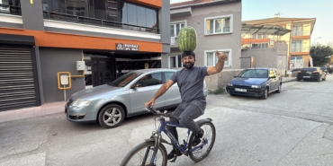 KAFASINDA 40 KİLOLUK KARPUZ VARKEN BİSİKLET SÜRÜYOR, HALAY ÇEKİYOR, KOŞUYA KATILIYOR BETON DÖKERKEN DE HALAY ÇEKERKEN DE KARPUZU KAFASINDAN DÜŞÜRMÜYOR KAFASINDA KARPUZ TAŞIYAN İNŞAAT USTASI MUSTAFA DURMAZ: "KAFAM YA DA BOYNUM ACIMIYOR, BU MESLEK SIRRIDIR EFENDİM"