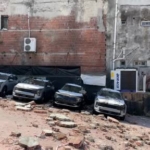 Kağıthane'de duvar çöktü, sıfır araçlar zarar gördü