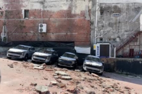 Kağıthane'de duvar çöktü, sıfır araçlar zarar gördü