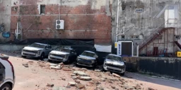 Kağıthane'de duvar çöktü, sıfır araçlar zarar gördü