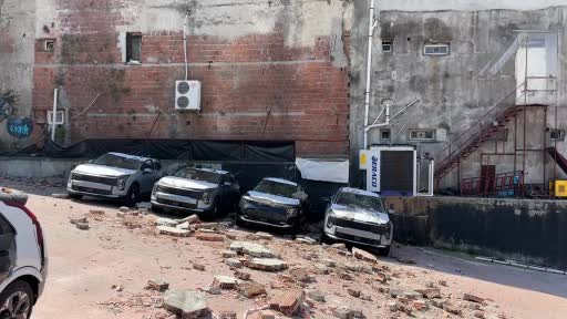 Kağıthane'de duvar çöktü, sıfır araçlar zarar gördü