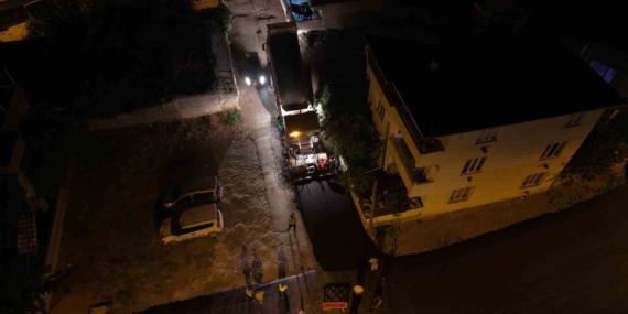 Kahramanmaraş'ta Yahya Kemal Mahallesi'nde asfalt çalışmaları devam ediyor