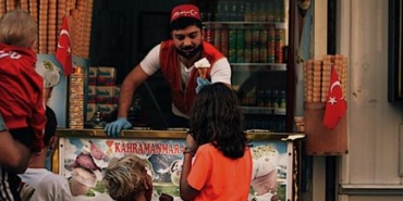 Kahramanmaraş'ta çocuklar, Türk bayrağına scooterlarıyla çıktı