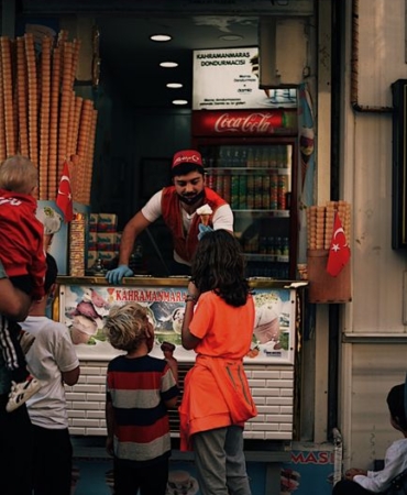Kahramanmaraş'ta çocuklar, Türk bayrağına scooterlarıyla çıktı