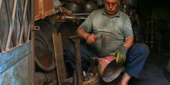 Kalaycılık mesleğini 50 yıldır sürdüren Ramazan Kalaycı