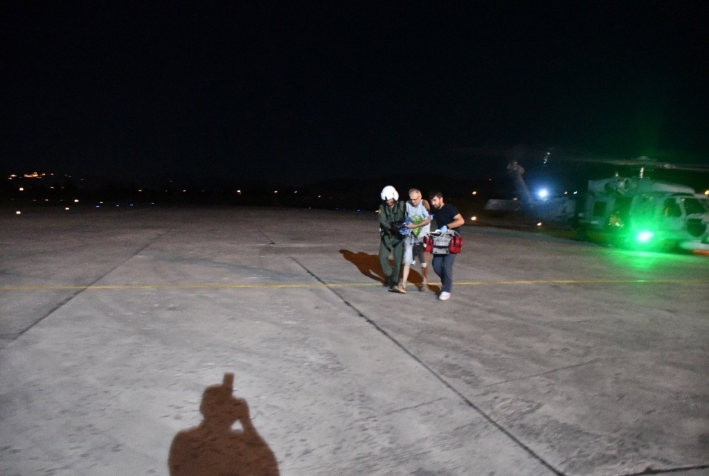 Kalp krizi geçiren vatandaş helikopterle hastaneye sevk edildi