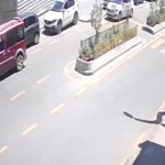 Karabük'te hafif ticari araç yaya çarptı, kaza anı kamerada