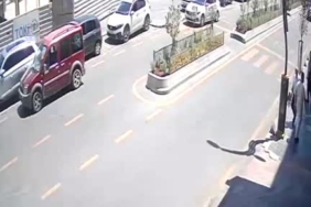 Karabük'te hafif ticari araç yaya çarptı, kaza anı kamerada