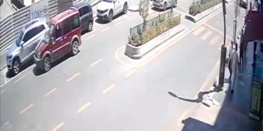 Karabük'te hafif ticari araç yaya çarptı, kaza anı kamerada