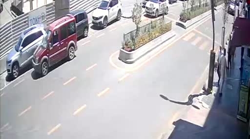 Karabük'te hafif ticari araç yaya çarptı, kaza anı kamerada