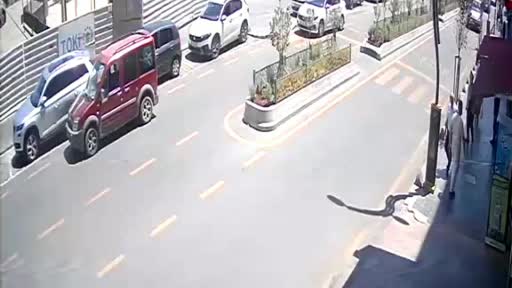 Karabük'te hafif ticari araç yaya çarptı, kaza anı kamerada