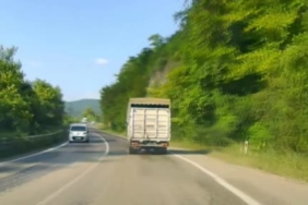 Karabük'te otomobil kamyonla çarpışmaktan son anda kurtuldu