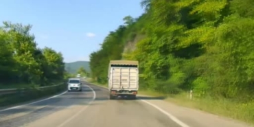 Karabük'te otomobil kamyonla çarpışmaktan son anda kurtuldu