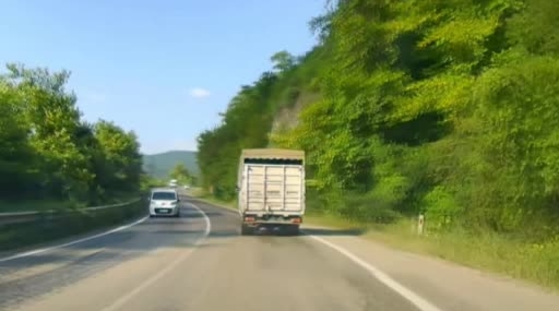 Karabük'te otomobil kamyonla çarpışmaktan son anda kurtuldu