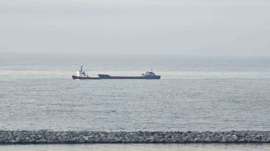 Karadeniz'de saldırıya uğrayan kargo gemisi Zonguldak'a demirledi