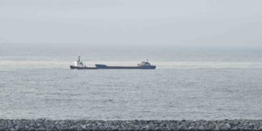 Karadeniz'de saldırıya uğrayan kargo gemisi Zonguldak'a demirledi