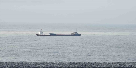 Karadeniz'de saldırıya uğrayan kargo gemisi Zonguldak'a demirledi