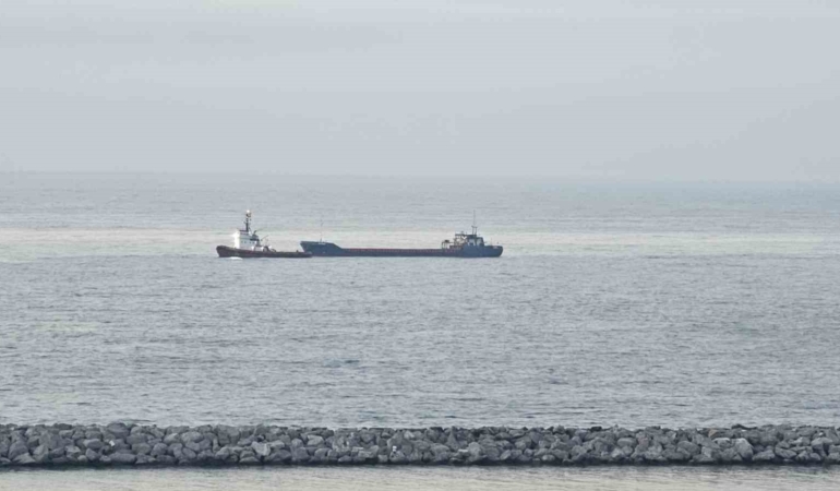 Karadeniz'de saldırıya uğrayan kargo gemisi Zonguldak'a demirledi